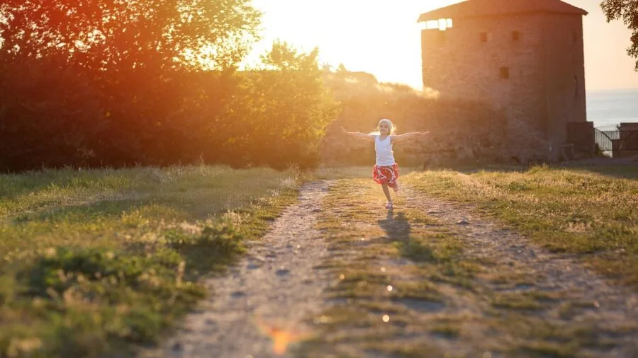 Active person enjoying audio outdoors with open-ear technology, demonstrating real-world listening experience