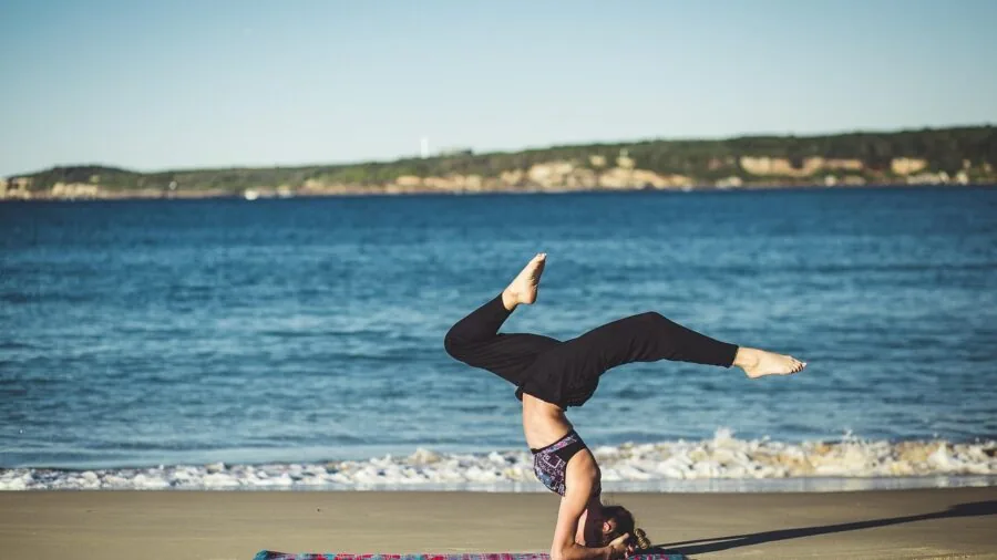 Active person viewing smartwatch screen in bright sunlight during outdoor workout