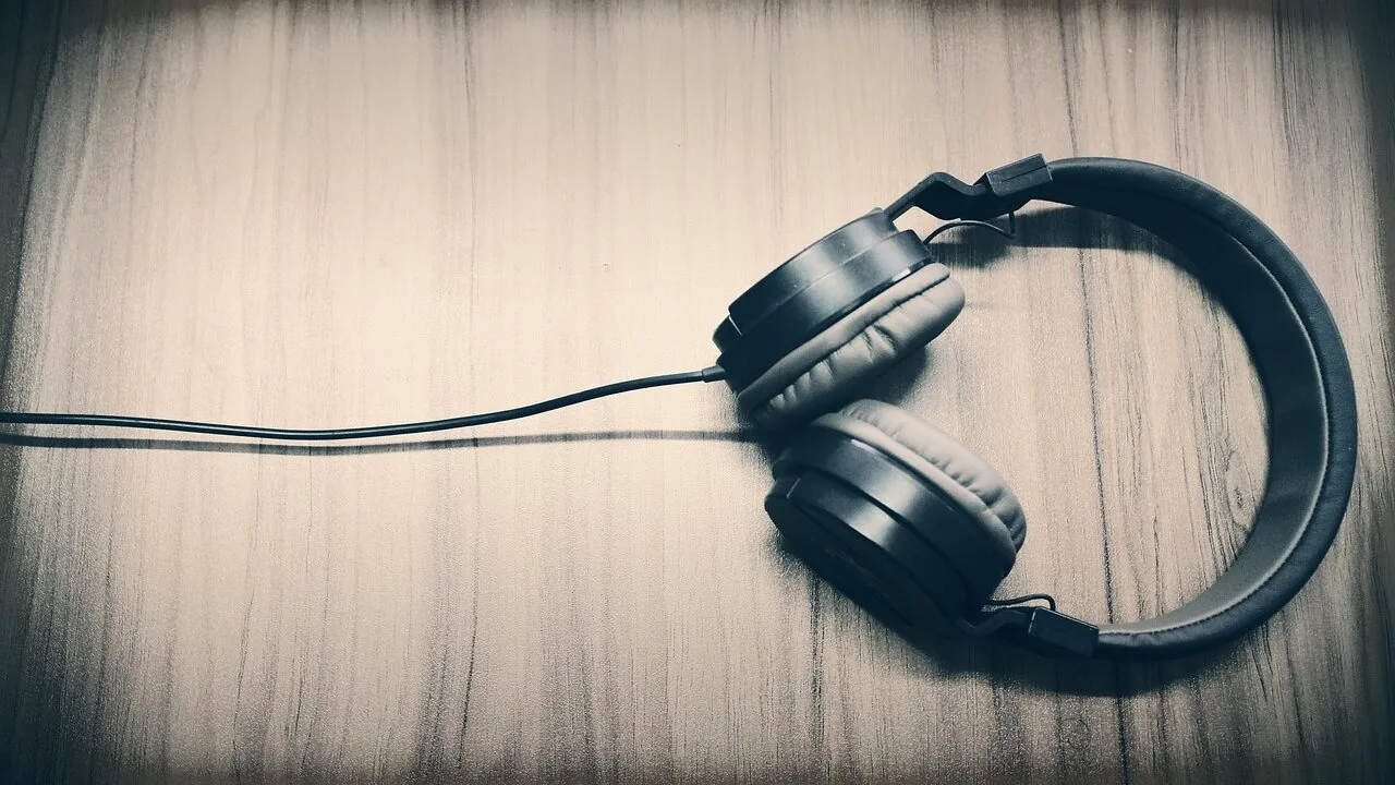 The Best Closed-Back Over-Ear Headphones for Studio and Daily Use