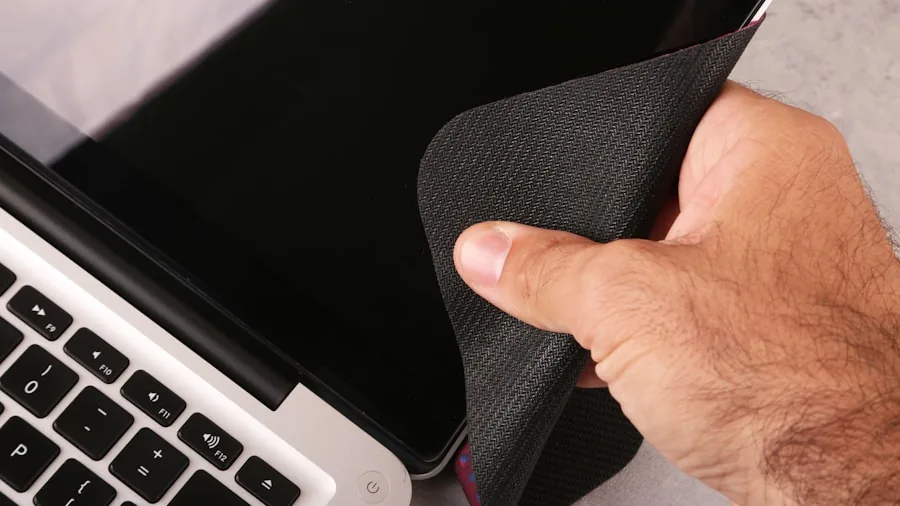 compressed air dust cleaning laptop