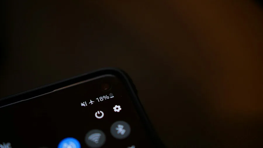 flagship phone display showing battery indicator
