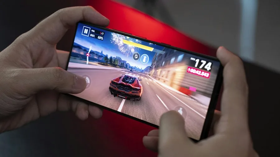 foldable phone gaming display