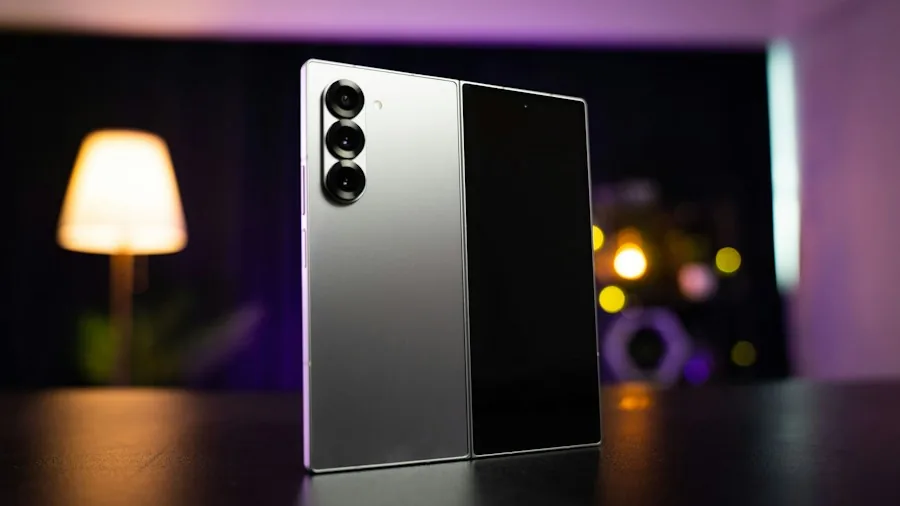 foldable phone sunlight glare