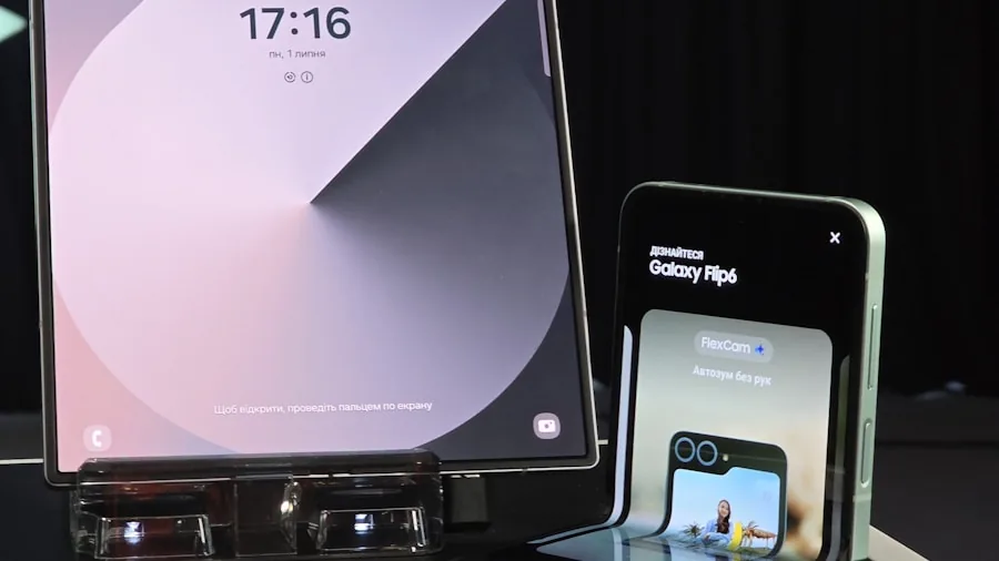 foldable phone tent mode display