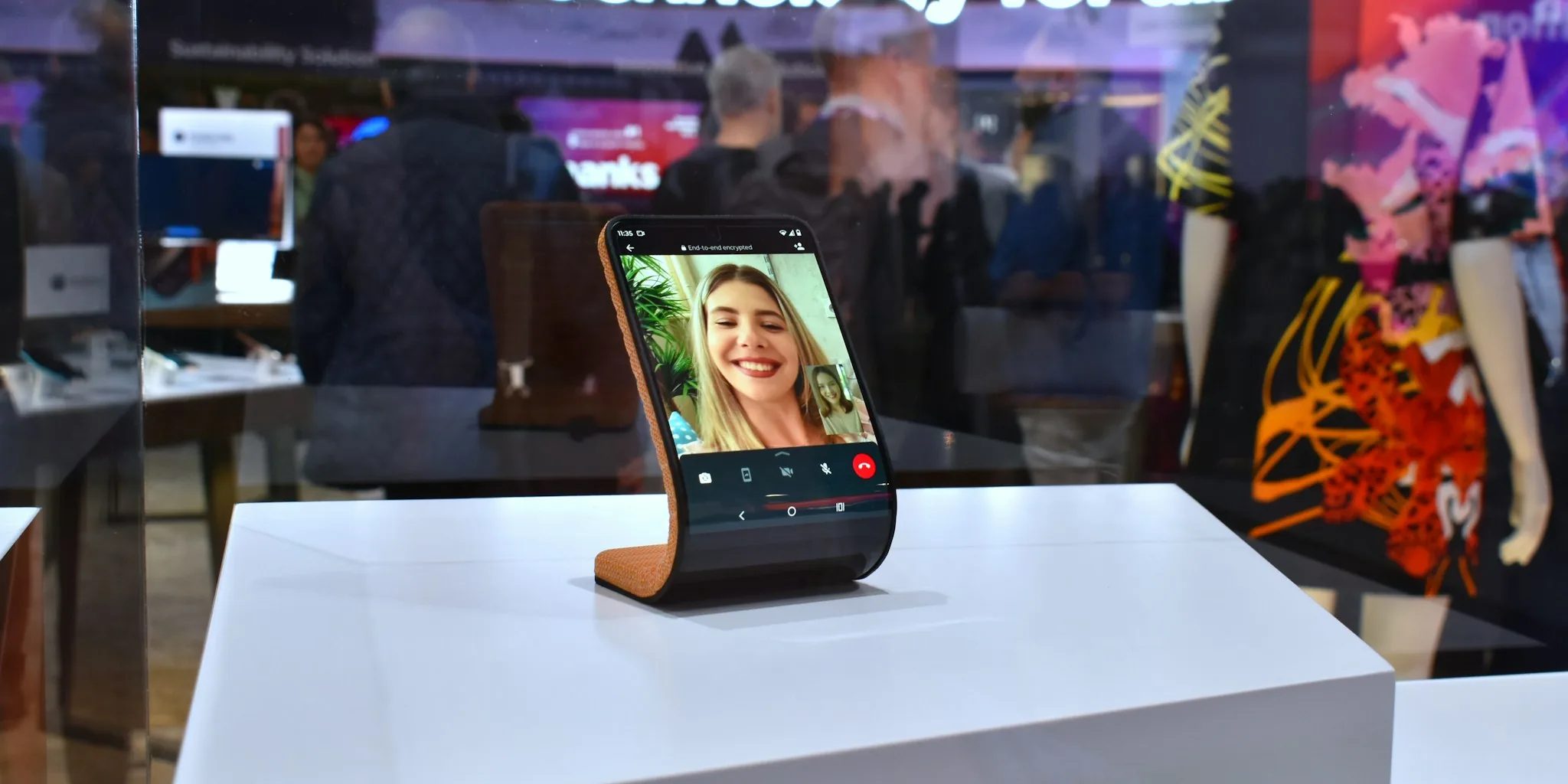 iPhone Foldable Struggles Against Samsung's Z Fold 8