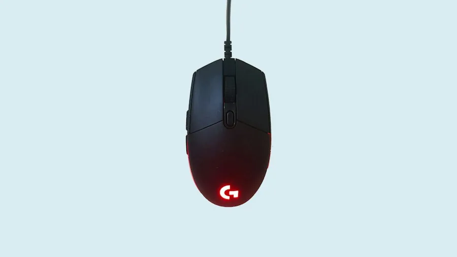 gamer customizing mouse ergonomics