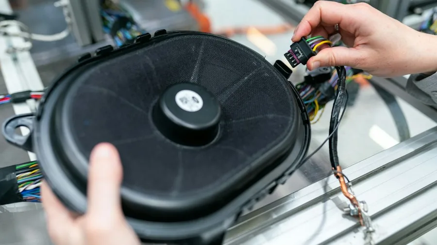 hands resetting speaker device