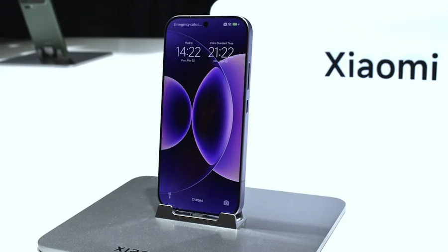 luxury smartphone retail display