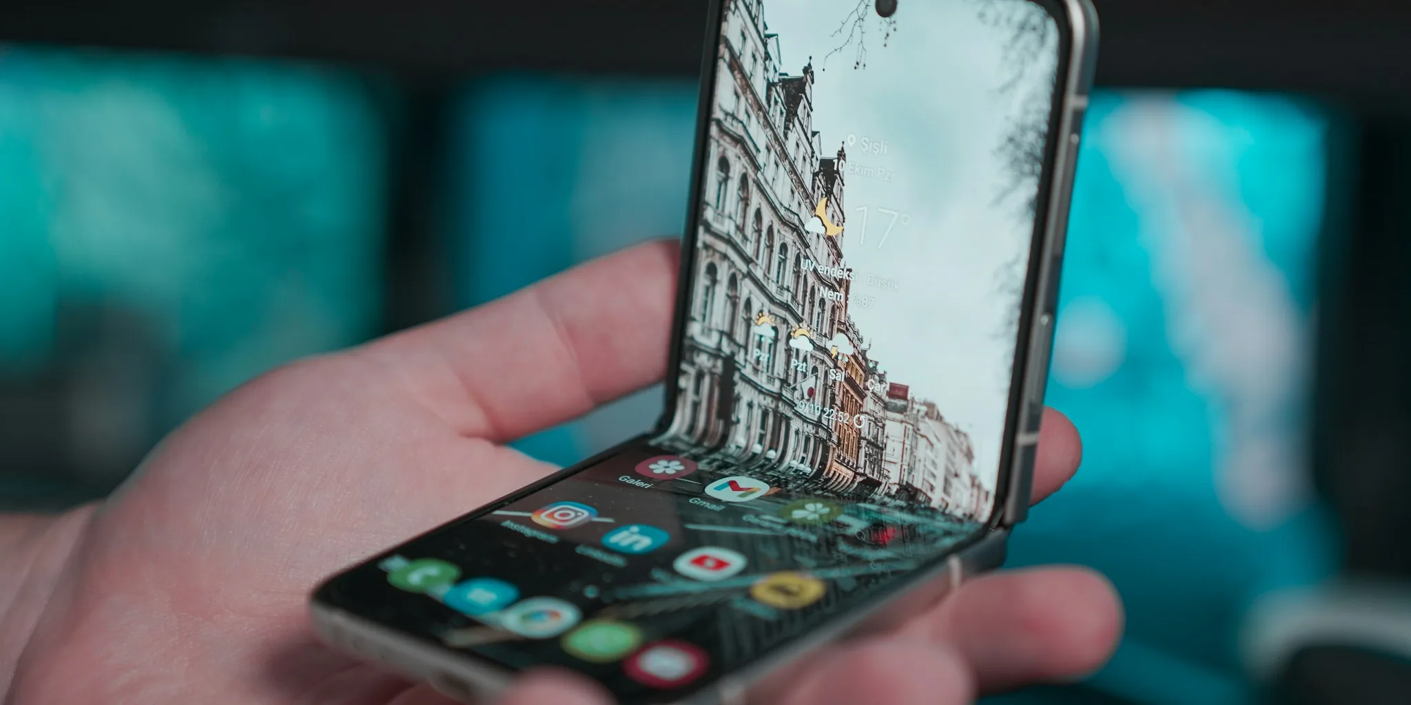Tablet Crisis Propels Foldable Phone Surge