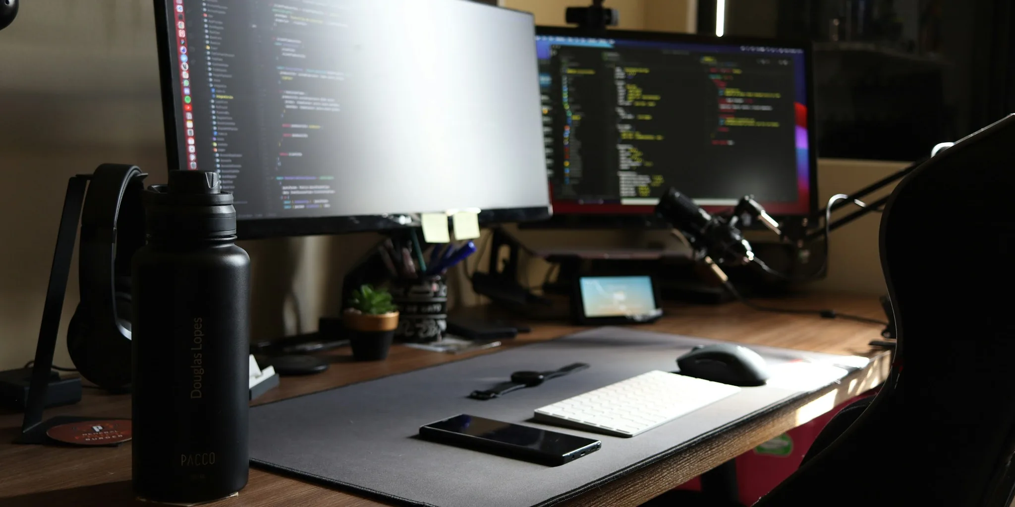 multiple computer monitors desk setup