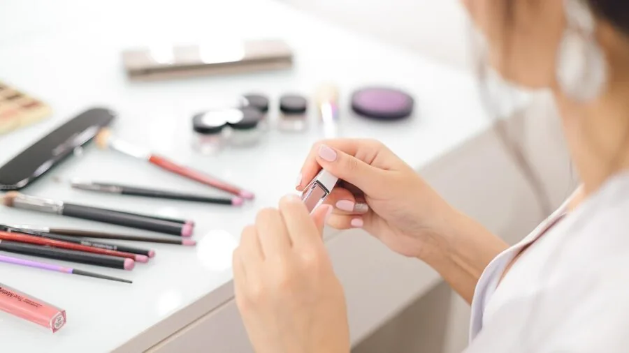 Person wearing subtle ring jewelry in everyday setting, demonstrating discreet accessory style
