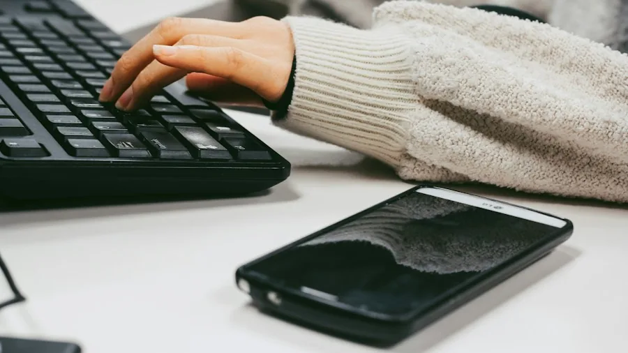 smartphone QWERTY keyboard physical typing