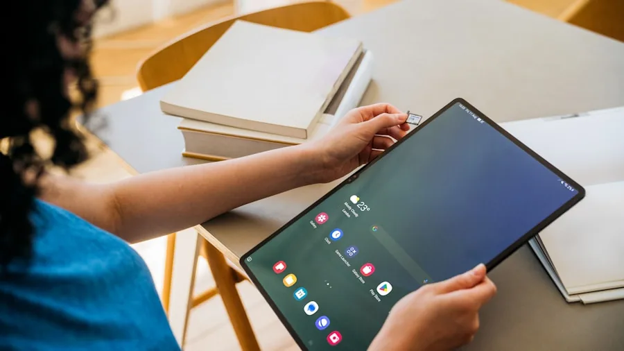 tablet-sized screen split multitasking apps