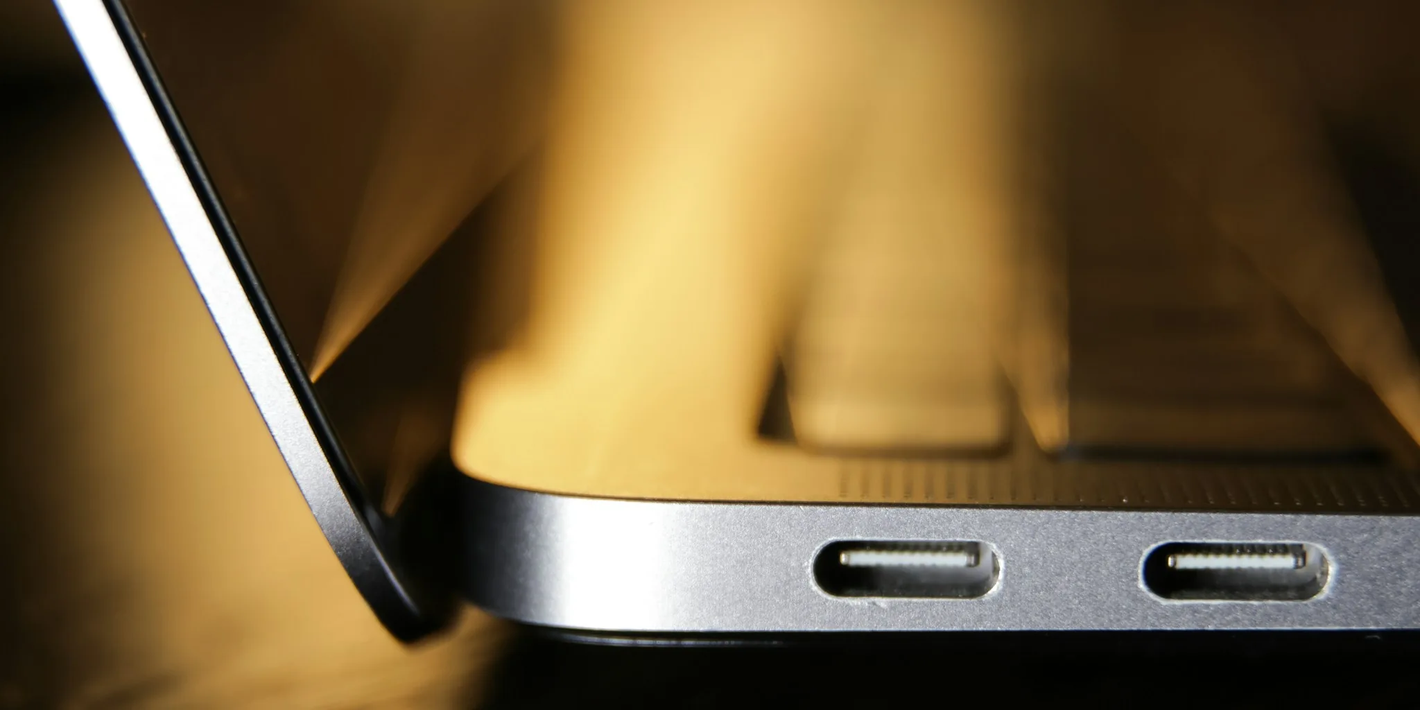 Apple Updates 140W USB-C Charger Firmware